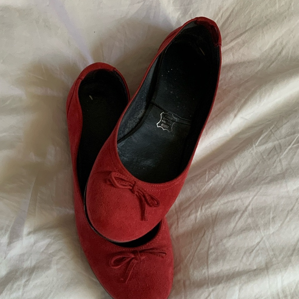 Ooo la la! The best French red suede Ballet Flats ❤️